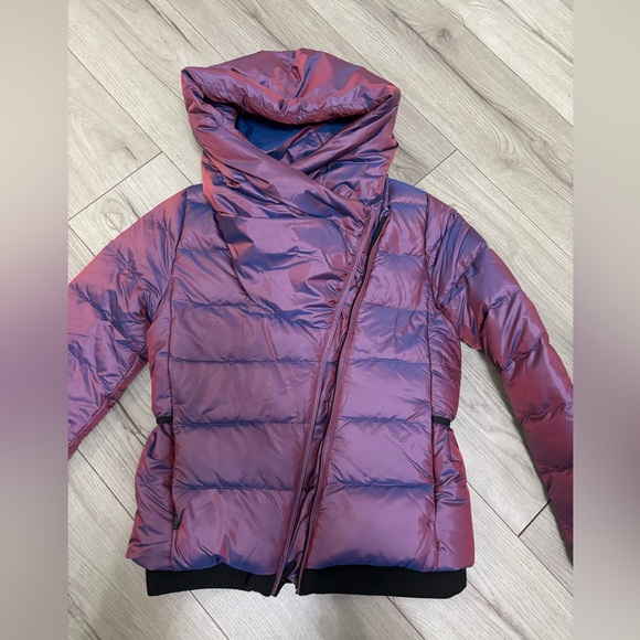 Nike wome short puffer hooded jacket. Size XS. - Picture 6 of 7